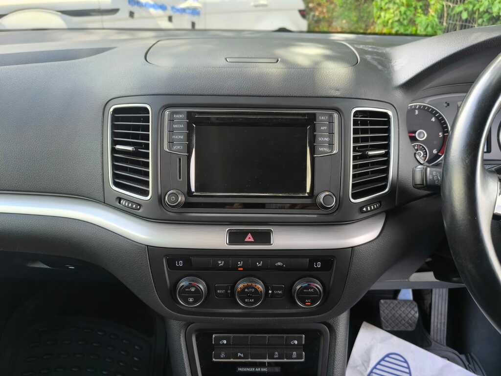 Volkswagen Sharan 2.0 Tdi Scr 150 White #16