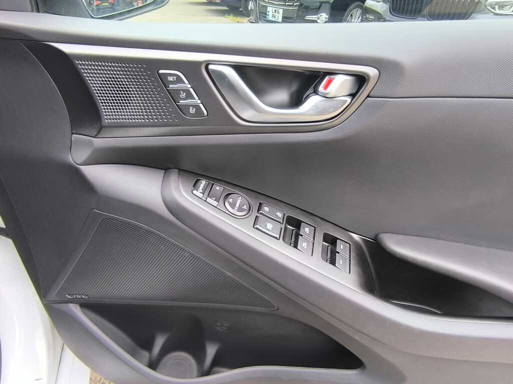 Hyundai Ioniq Premium White #30