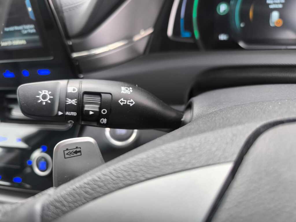Hyundai Ioniq Premium White #21