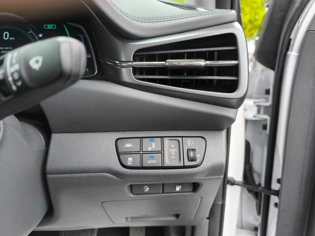 Hyundai Ioniq Premium White #25