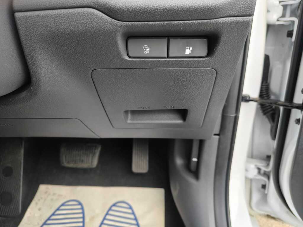 Hyundai Ioniq Premium White #27