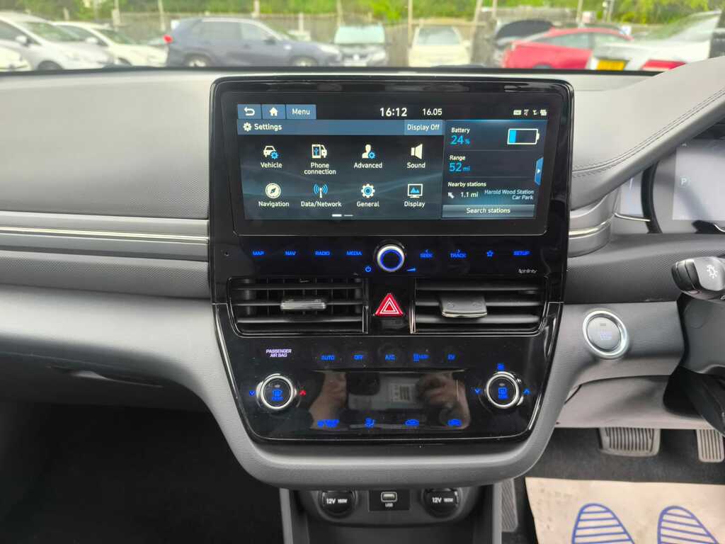 Hyundai Ioniq Premium White #16