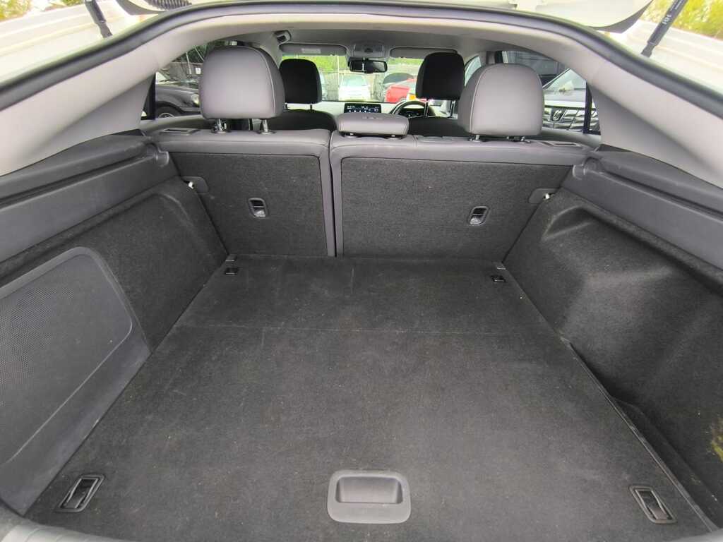 Hyundai Ioniq Premium White #31