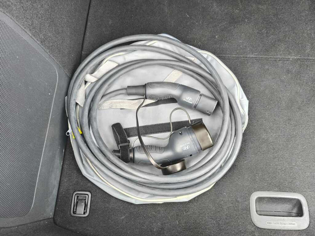 Hyundai Ioniq Premium White #35