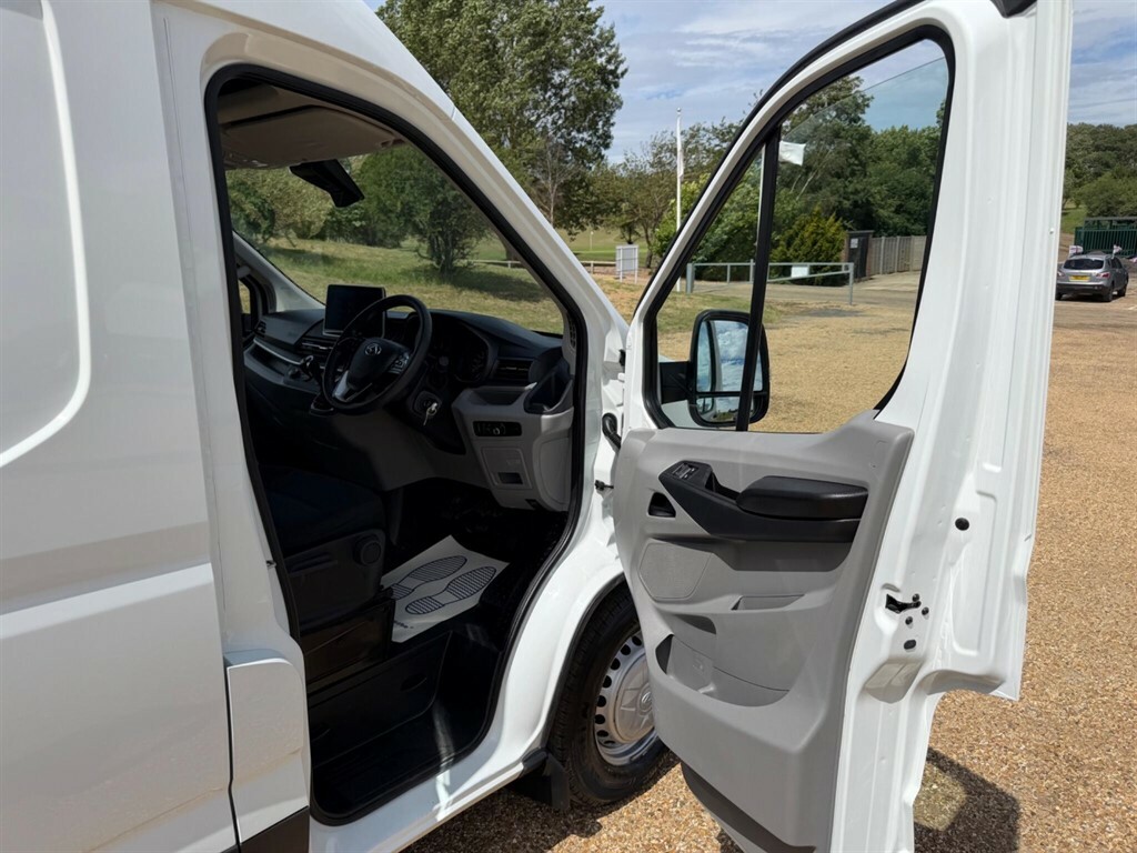 Maxus Deliver 9 2.0 D20 Lux Luton Van Rwd L4 Euro 6 White #18