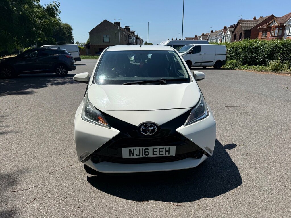 Toyota Aygo 1.0 Vvt-i X-play Hatchback Euro White #2