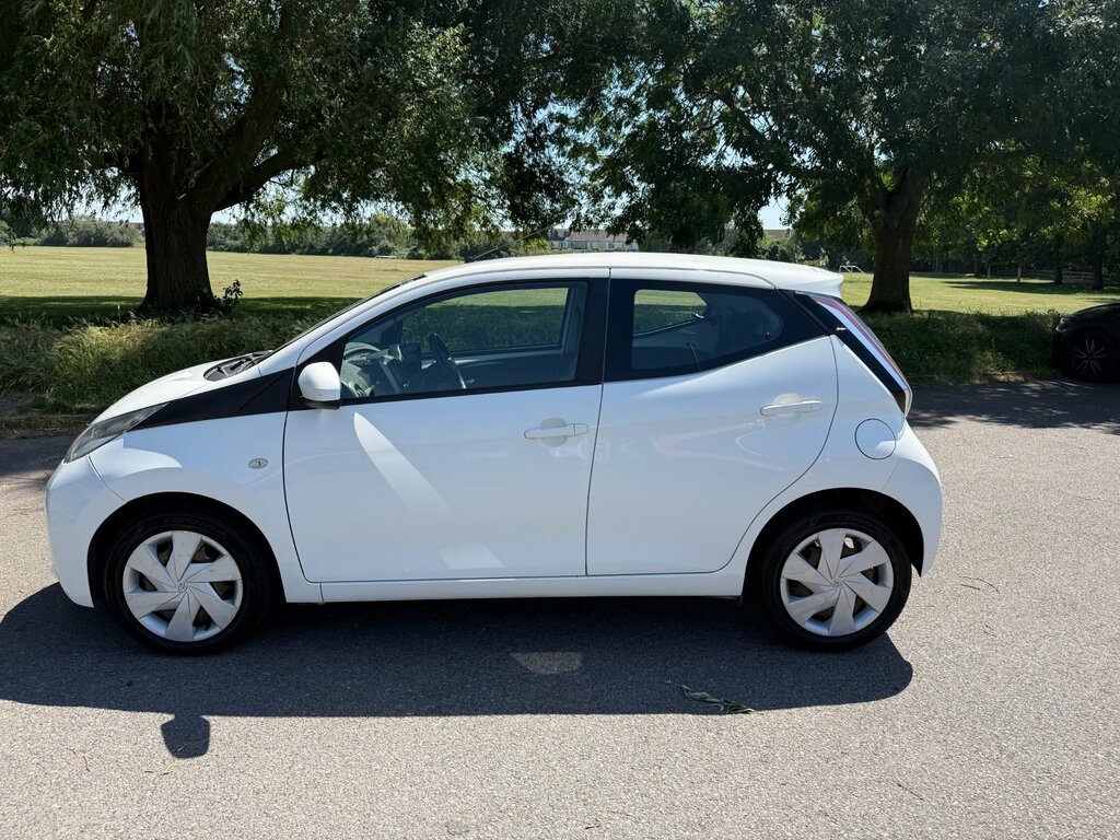 Toyota Aygo 1.0 Vvt-i X-play Hatchback Euro White #6