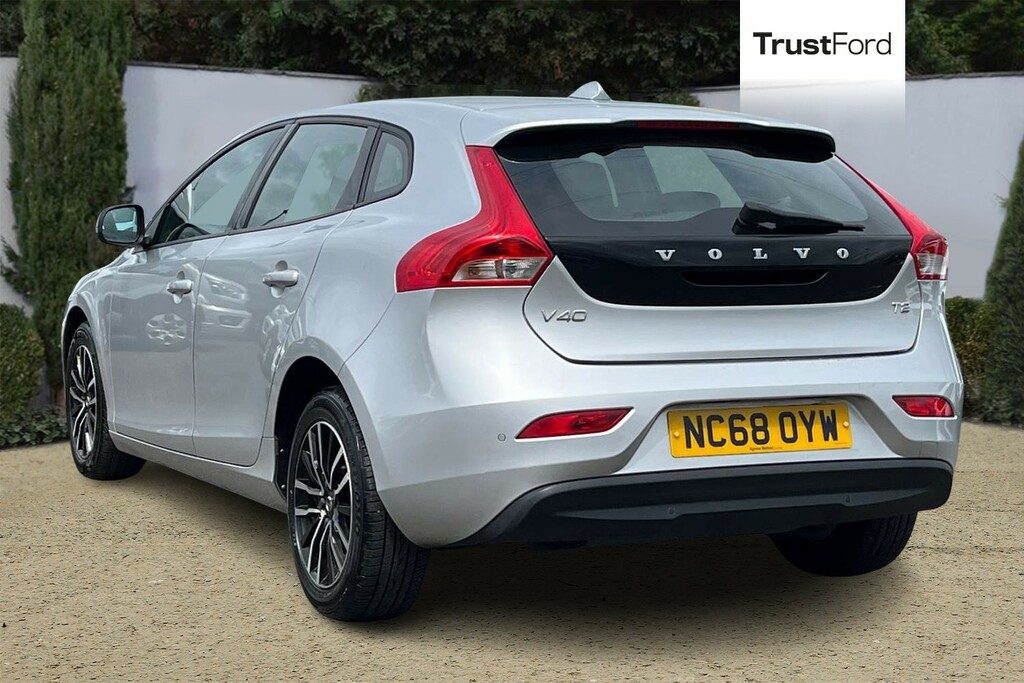 Volvo V40 T2 122 Momentum - Motd To June 2027 2 Keys Silver #2