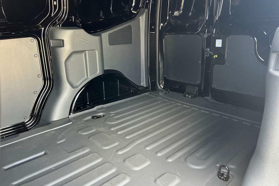 Ford Transit Courier Limited 43Kwh 136Ps Black #4