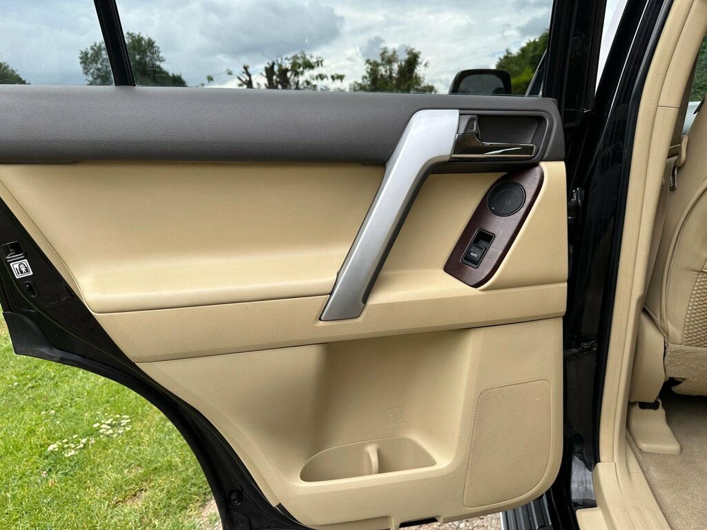 Toyota Land Cruiser D-4d Icon White #60