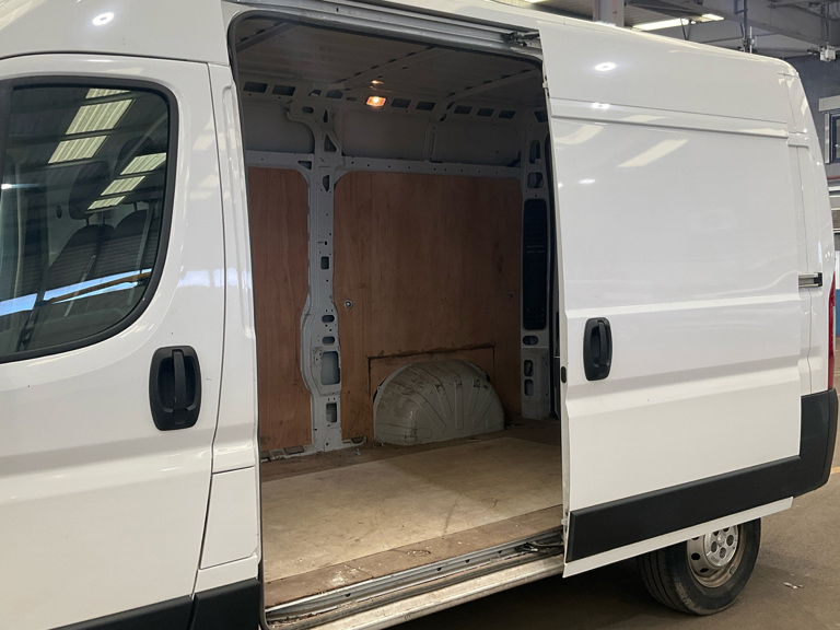 Peugeot Boxer 335 Professional Premium L2 H2 Mwb 2.2 Bluehdi 14 White
