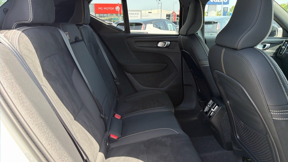 Volvo XC40 Plus, B4 Mild Hybrid, Dark OY75VHK White #6