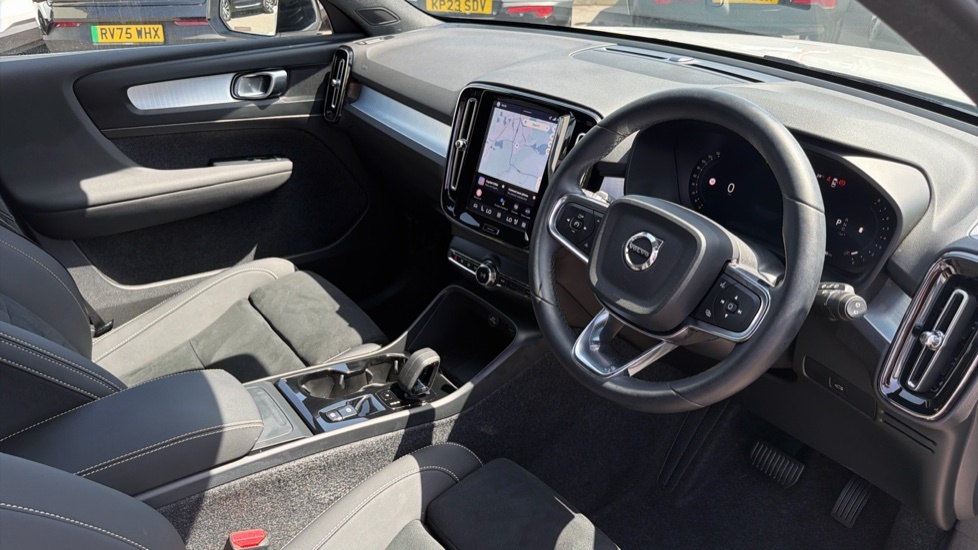 Volvo XC40 Plus, B4 Mild Hybrid, Dark OY75VHK White #4