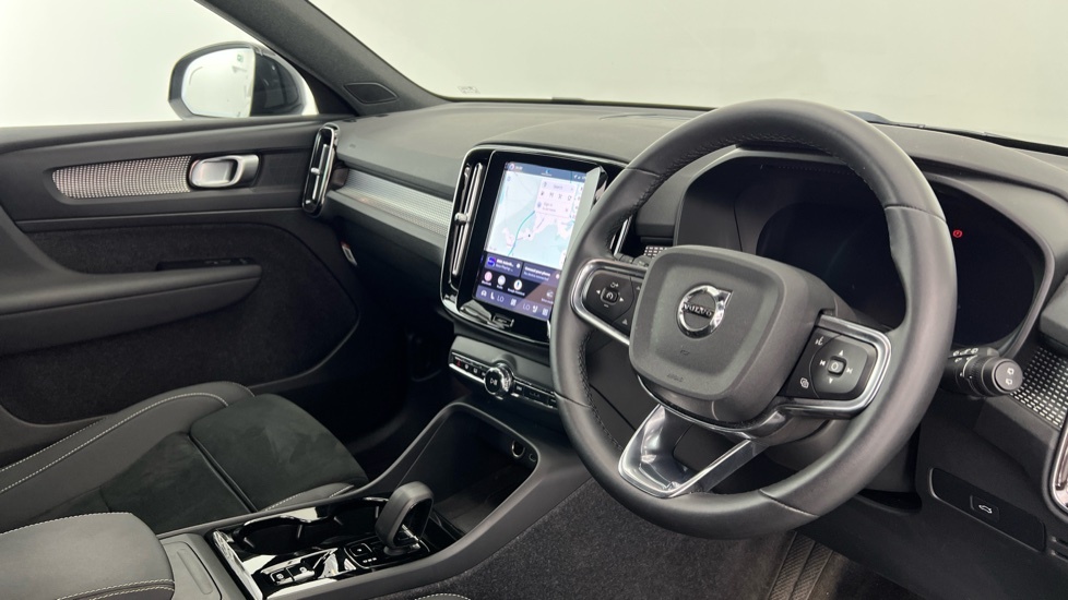 Volvo XC40 Plus, B3 Mild Hybrid, Dark RF25DXG Black #4