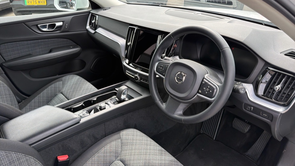 Volvo V60 Momentum, B3 Mild Hybrid White #4