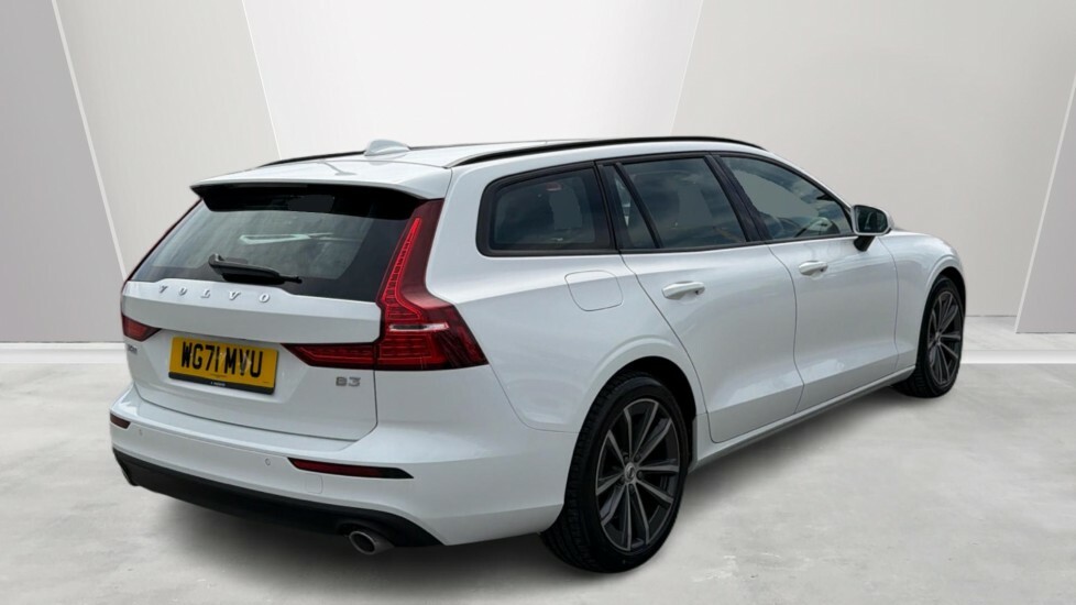 Volvo V60 Momentum, B3 Mild Hybrid White #2