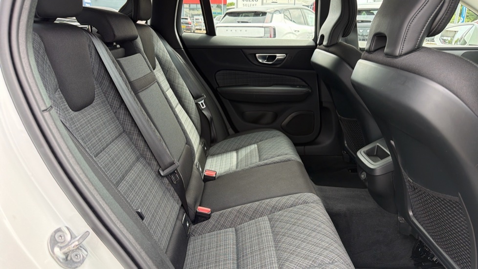 Volvo V60 Momentum, B3 Mild Hybrid White #6