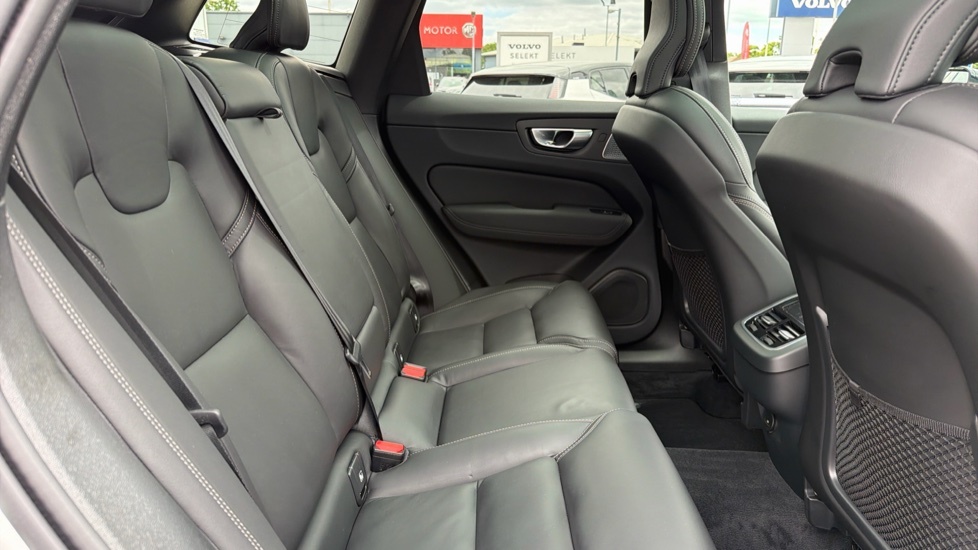 Volvo XC60 Black Edition Ultra, B5 Awd Mild Hybrid, White #6