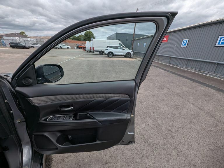 Mitsubishi Outlander 2.4H Twinmotor 13.8Kwh Dynamic Suv Plug Black #22