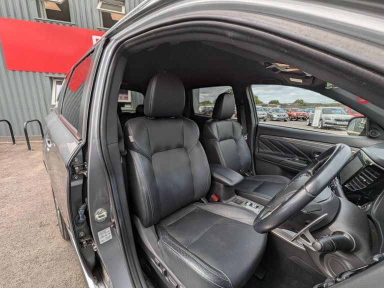 Mitsubishi Outlander 2.4H Twinmotor 13.8Kwh Dynamic Suv Plug Black #11