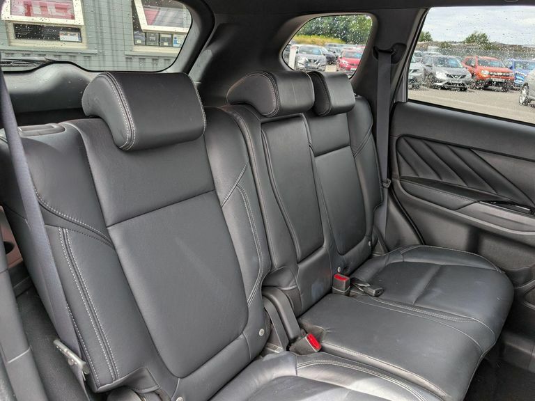 Mitsubishi Outlander 2.4H Twinmotor 13.8Kwh Dynamic Suv Plug Black #13