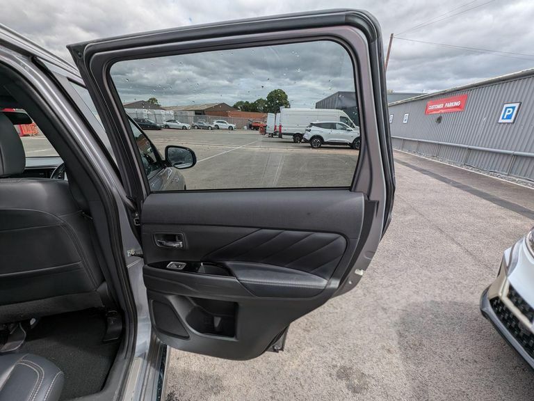 Mitsubishi Outlander 2.4H Twinmotor 13.8Kwh Dynamic Suv Plug Black #21