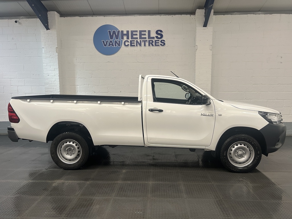Toyota HILUX 2.4 D-4d Active Narrow Body Pickup Manu White #6