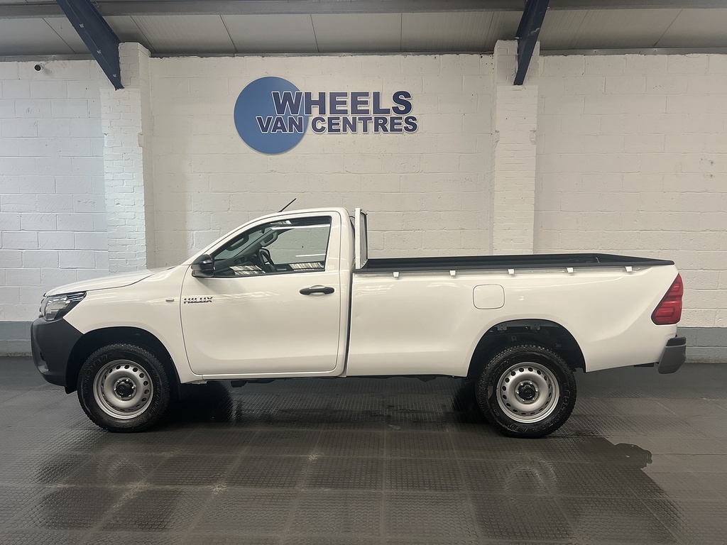 Toyota HILUX 2.4 D-4d Active Narrow Body Pickup Manu White #2