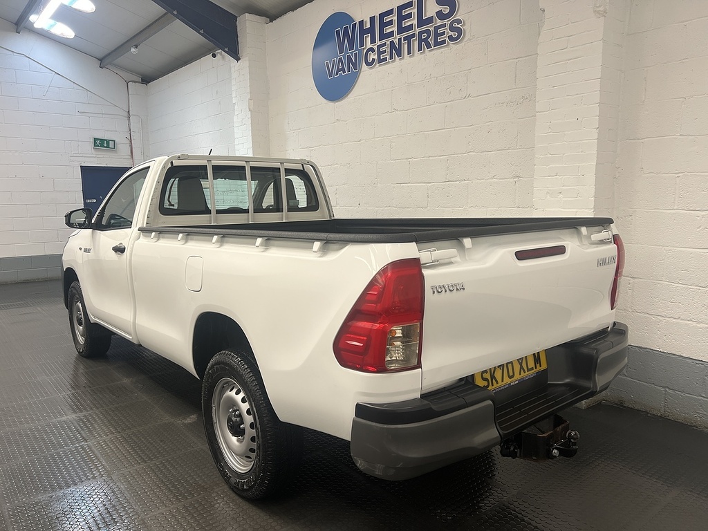 Toyota HILUX 2.4 D-4d Active Narrow Body Pickup Manu White #3