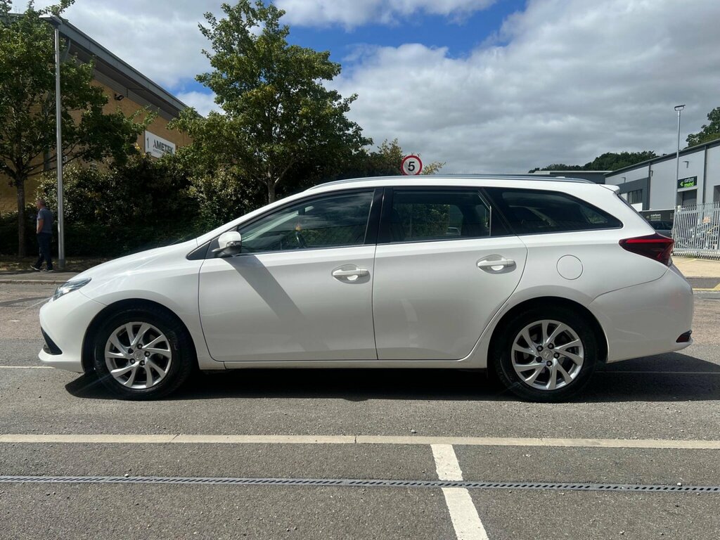 Toyota Auris 1.6 D-4d Business Edition Touring Sports Euro 6 S White #5