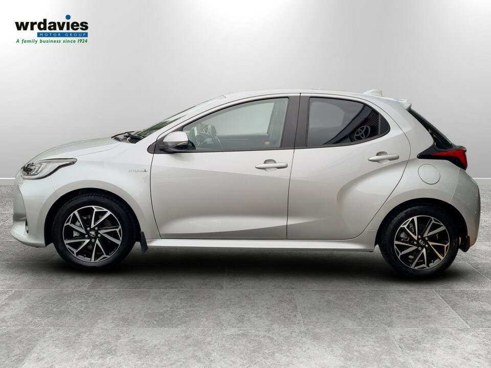 Toyota Yaris 1.5 Hybrid Design Cvt Silver #4