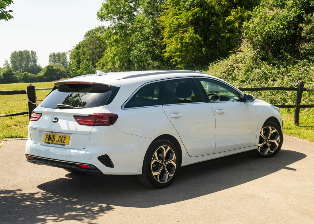 Kia Ceed 1.6 Crdi 3 2019 RN19JXZ White #2