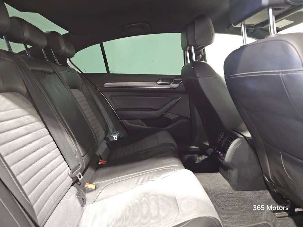 Volkswagen Passat Estate Blue #16