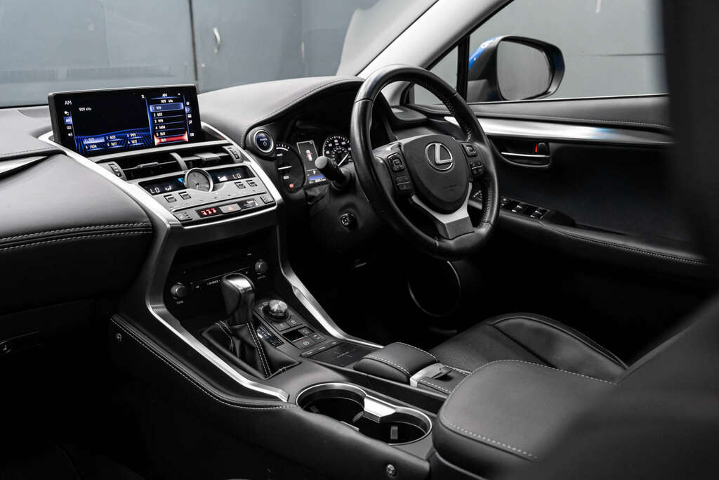 Lexus NX 2.5 Luxury Silver #33
