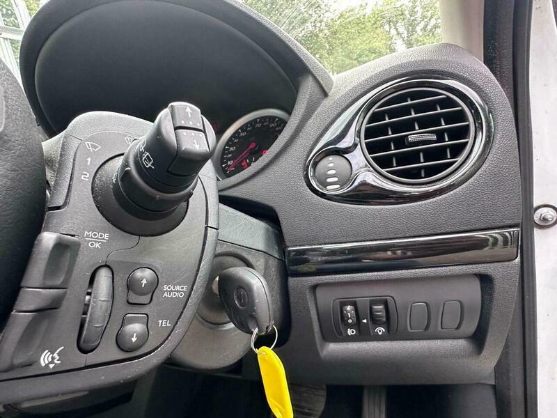 Renault Clio 1.1 I-music 16V 74 Bhp Silver #24
