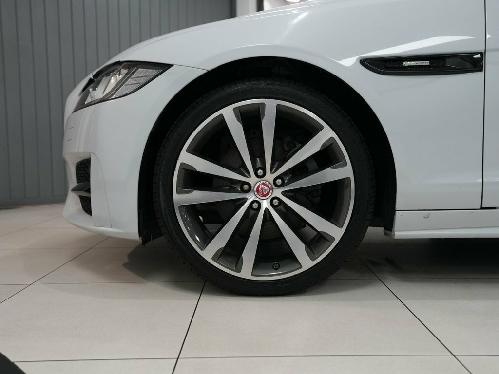 Jaguar XF 2L R-sport White #4
