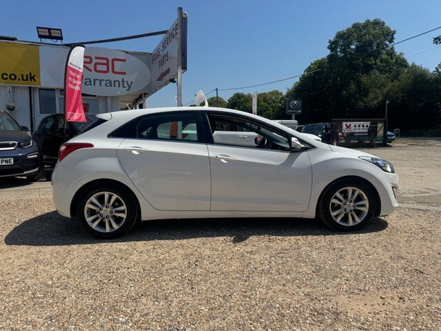 Hyundai I30 Crdi Blue Drive Style White #2