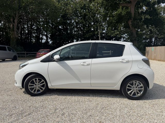 Toyota Yaris 1.33 Dual Vvt-i Icon Plus Hatchback Man White #5