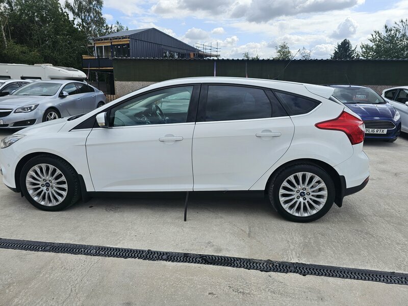 Ford Focus 1.0-Focus-titanium-x-t-5dr White #5