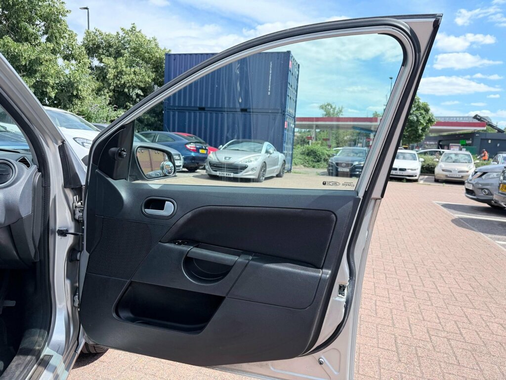 Ford Fiesta Freedom 16V 5-Door Black #32