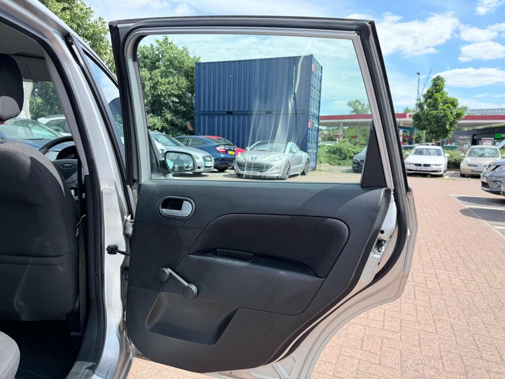 Ford Fiesta Freedom 16V 5-Door Black #30