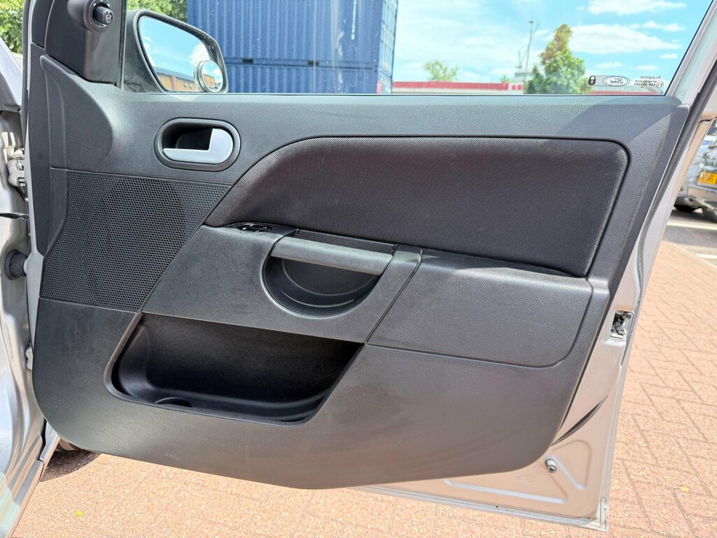 Ford Fiesta Freedom 16V 5-Door Black #34
