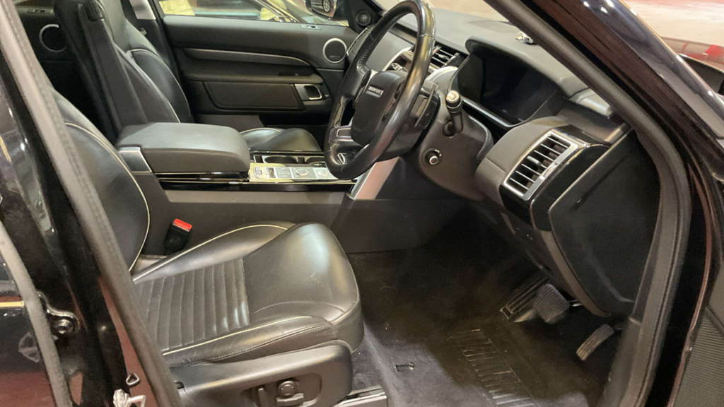 Land Rover Discovery Sdv6 Hse Black #5