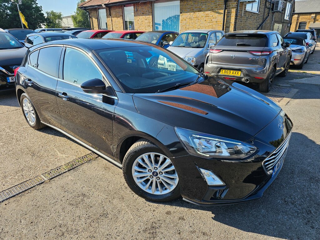 Ford Focus 1.0T Ecoboost Titanium Hatchback E Black