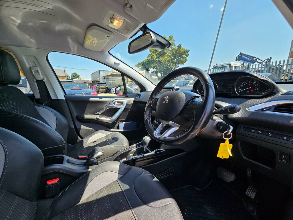 Peugeot 2008 Puretech Active Red #31