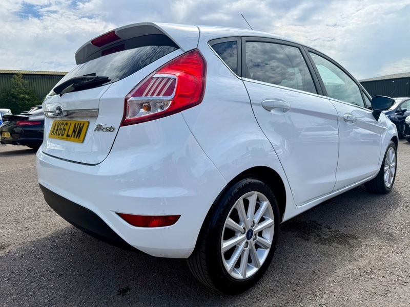 Ford Fiesta Titanium White #6