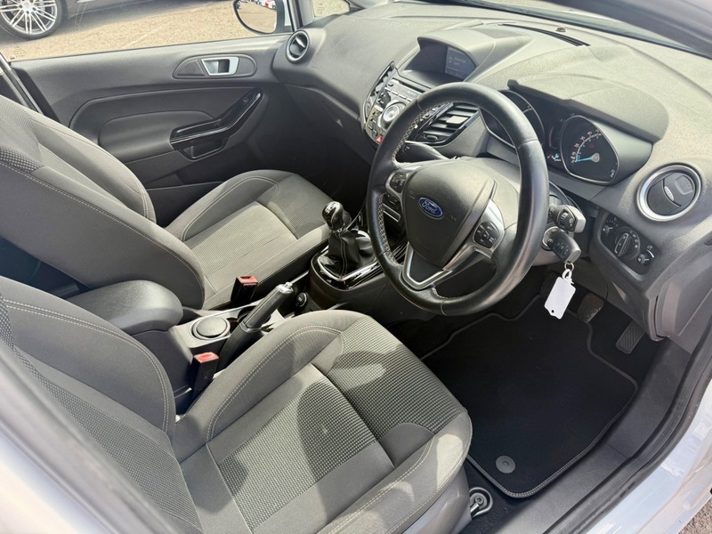 Ford Fiesta Titanium White #2