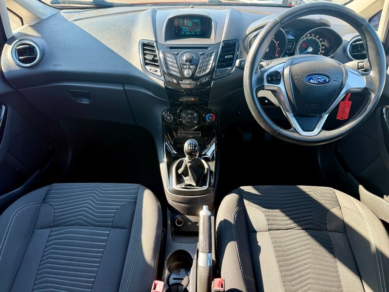 Ford Fiesta Zetec 20 Taxbluetoothlow Miles Red #2