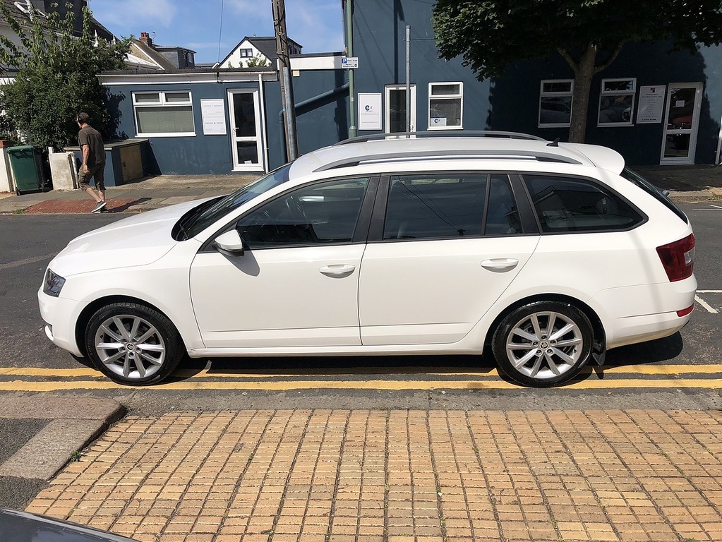 Skoda Octavia Tdi Elegance White #6