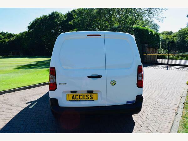 Vauxhall Combo Combi Van 1.5 Turbo D 2300 Prime Crew Van L2 Euro White #4